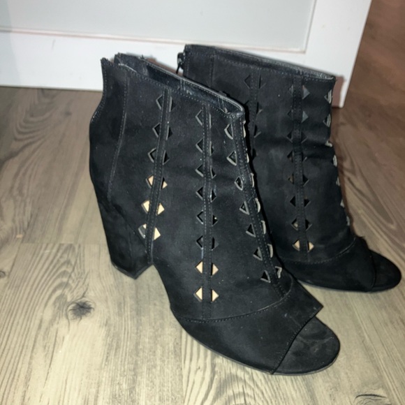 Brash ankle boot size 9.5 w triangle cutouts and open toe - Picture 4 of 5